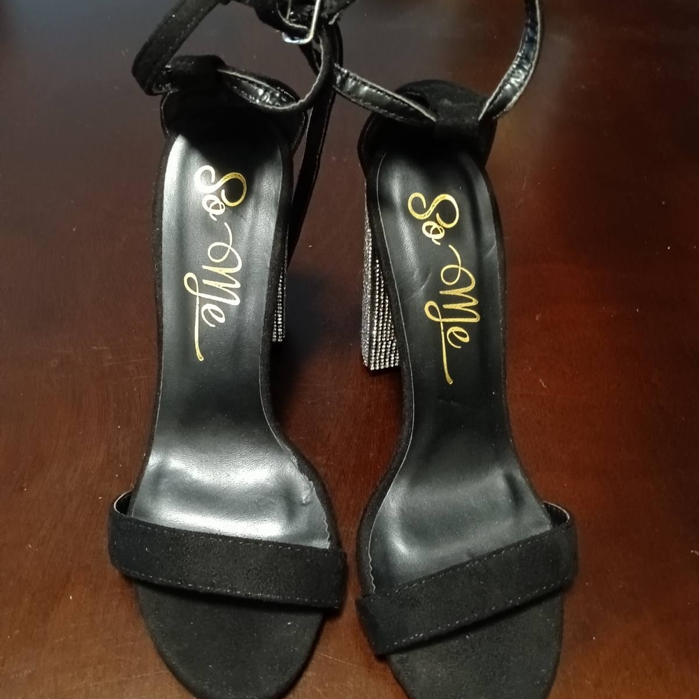 So Me Black Women's Heels. *** Reasonable Offers Are Accepted***